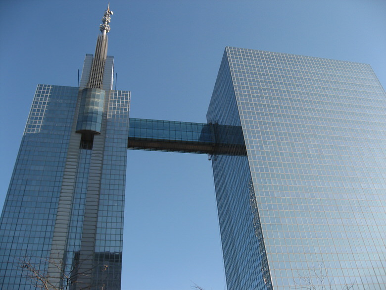 The two towers are connected by a 39 meter long bridge at floors 26 & 27